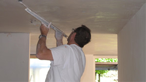 stucadoor Verduyn aan het werk met het plafond in de nieuwbouw villa in Elspeet