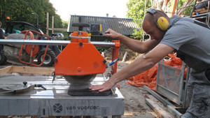 tegelzetter Van Ark uit Elspeet aan het werk met belgisch hardsteen voor de vloeren de nieuwbouw villa in Elspeet